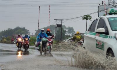 Hà Nội: Người dân chật vật đi làm, đưa con đi học trong thời tiết mưa lạnh