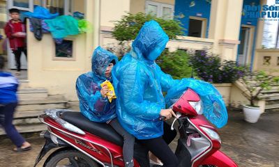 Phụ huynh Hà Nội chật vật đưa con đi học trong mưa rét