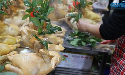 Chợ Hàng Bè đắt khách gà ngậm hoa hồng trong ngày Rằm tháng Giêng