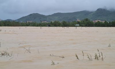 Bình Định: Nước lũ lên nhanh, hàng trăm căn nhà bị ngập sâu 1m