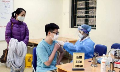 Hà Nội tạm ngừng tiêm cho học sinh cấp 2, chờ chỉ đạo của bộ Y tế về 2 lô vaccine Pfizer gia hạn