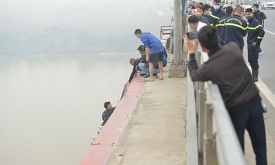 Hà Nội: Giải cứu người đàn ông định nhảy sông Hồng tự tử
