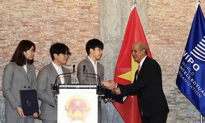 Ba học sinh Việt Nam nhận giải thưởng danh giá, gây tiếng vang nhờ sáng chế cực ấn tượng