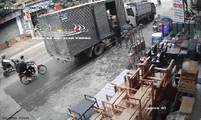 Video: Hai nam sinh chạy xe máy tông vào đuôi xe tải, gục xuống đau đớn