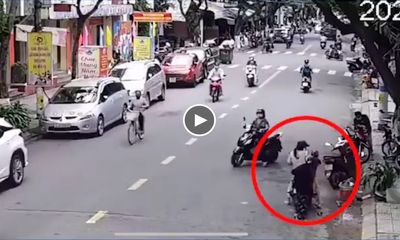 Video: Mẹ không tắt máy khi dừng đỗ, con vặn tay ga khiến xe lao thẳng ra đường