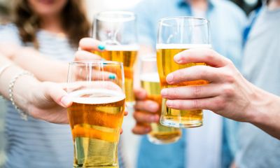 Tình huống pháp luật - Rủ rê, ép buộc người khác uống bia rượu ngày Tết bị phạt bao nhiêu tiền? 