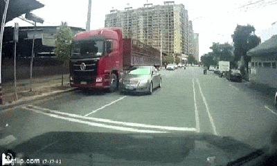 Video: Phát hiện kẻ hút trộm dầu trên đường, nam tài xế chặn đầu cảnh cáo 