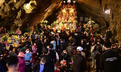 Hàng nghìn người đổ về chùa Hương đi lễ trong ngày đầu khai hội