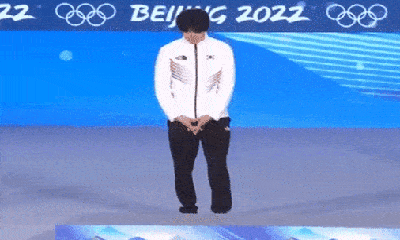 Olympic Bắc Kinh: VĐV Hàn Quốc lấy tay lau bục nhận giải, nhà vô địch người Trung Quốc dọa đánh 