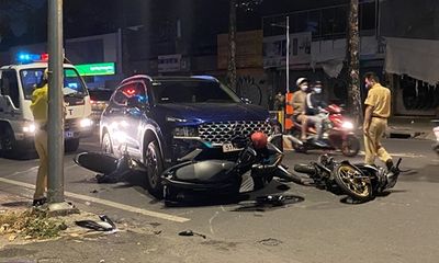TP.HCM: Loạt xe máy đang dừng chờ đèn đỏ bị ô tô tông từ phía sau