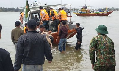 Vụ chìm ca nô chở 39 người ở biển Cửa Đại: Du khách thoát nạn trôi dạt trên biển hơn 30 phút