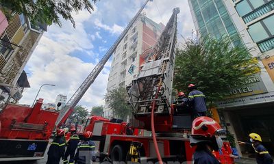 TP.HCM: Giải cứu 3 người mắc kẹt trong đám cháy ở khách sạn 