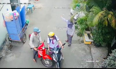 Video: Dàn cảnh va chạm xe máy để trộm điện thoại của nữ sinh 