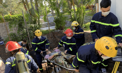 Quảng Ninh: Giải cứu 4 công nhân mắc kẹt do ngạt khí gas dưới cống ngầm