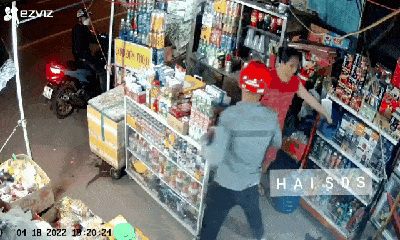 Video: Tên cướp vờ mua hàng tạp hóa rồi giật dây chuyền vàng