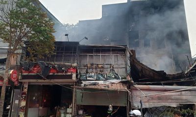 Hà Nội: Cháy cửa hàng phụ tùng ô tô, lửa lan ra 6 ngôi nhà kế bên 