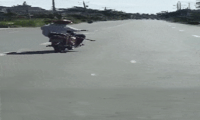 Video: Người đàn ông ngồi nghiêng ngả, điều khiển xe máy chạy lấn làn khiến ai cũng sợ hãi