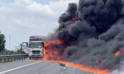 Hiện trường vụ cháy xe chở dầu trên cao tốc TP.HCM-Trung Lương: Lửa đỏ rực kèm khói đen bao trùm