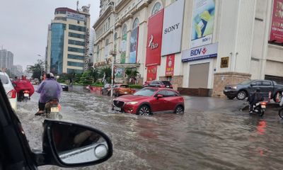 Hà Nội: Mưa to giờ cao điểm, nhiều tuyến phố kẹt cứng xe vì ngập 