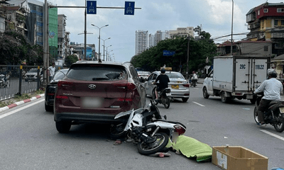 Hà Nội: Tài xế xe máy tử vong sau khi tông vào 2 ôtô 