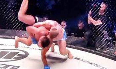 Video: Cú quật ngã cực mạnh của võ sĩ khiến đối thủ dính đòn đau 