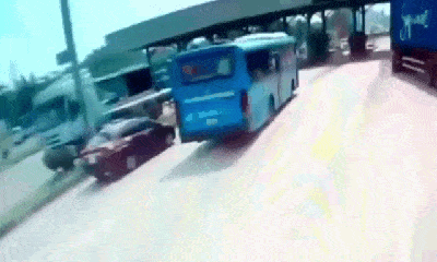 Video: Ô tô con va chạm với xe buýt, lật ngửa ở trạm thu phí 