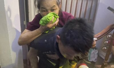 Hà Nội: Giải cứu thành công 6 người mắc kẹt trong đám cháy ở phố cổ 