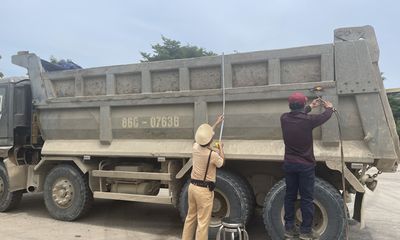 CSGT Bình Thuận cắt bỏ thùng xe cơi nới, buộc hạ đúng tải mới được lưu thông