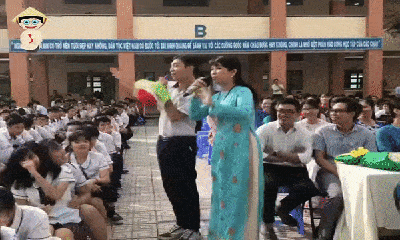 Video: Nam sinh chiếm spotlight với màn múa phụ họa cho cô giáo