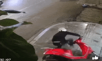 Video: Tên trộm bỏ lại chiếc xe máy sau hồi vật lộn bất thành 