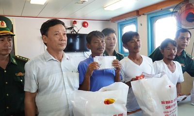 Vụ thuyền viên Bình Thuận mất tích trên biển: Đưa 4 ngư dân sống sót vào đất liền an toàn