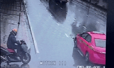 Video: Phản ứng kịp thời giúp người đi xe máy thoát chết trong tích tắc 