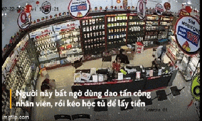 Video: Nhân viên tiệm điện thoại chống trả tên cướp mang theo dao nhọn