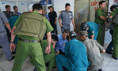 Vụ hành hung tại BV Nhân dân Gia Định: Bố bệnh nhi bóp cổ, ép bác sĩ vào tường