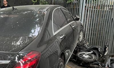 Hiện trường vụ xe Mercedes đâm ô tô BMW cùng 4 xe máy ở Hà Nội