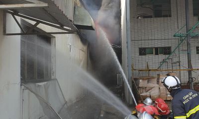 Hà Nội: Hiện trường vụ cháy xưởng đồ nhựa công nghiệp, hơn 100 cảnh sát dập lửa 