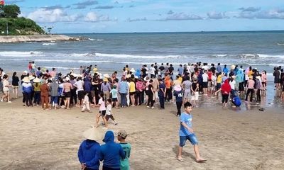 Cùng nhau đi tắm biển, hai học sinh bị sóng cuốn mất tích ở Nghệ An