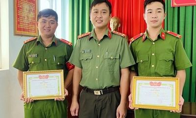 Khen thưởng 2 chiến sĩ PCCC dũng cảm cứu người 