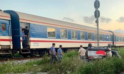 Băng qua đường sắt không quan sắt, ô tô bị tàu đâm trúng: 6 phụ nữ may mắn thoát chết