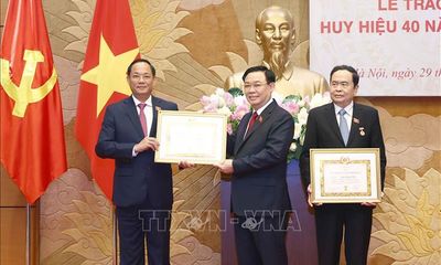 Lễ trao Huy hiệu 40 năm tuổi Đảng tặng 2 đồng chí Phó Chủ tịch Quốc hội