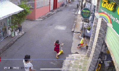 Video: Bé gái phóng xe scooter phản xạ nhanh như chớp khiến dân mạng ngỡ ngàng