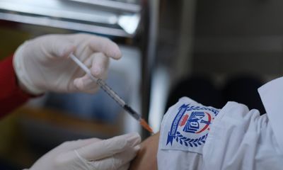 Phụ huynh cho trẻ đi tiêm vaccine phòng COVID-19 trước thềm năm học mới