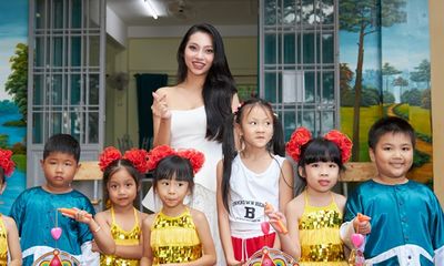 Lâm Thu Hồng mặc váy trắng, xinh như chị Hằng trao quà trung thu cho các em nhỏ ở Lâm Đồng 