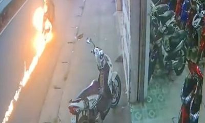 Video: Nữ tài xế hoảng hồn chứng kiến cảnh xe máy bốc cháy dữ dội
