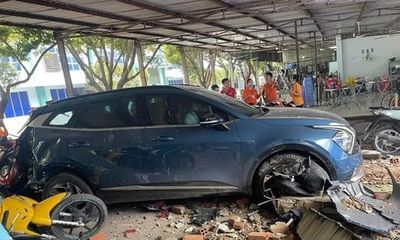 Tin tức tai nạn giao thông mới ngày 22/9: Xe ôtô vừa đăng ký biển số, lùi tông sập tường cán nhiều xe máy