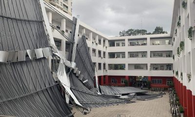 TP.HCM: Mái che trường đổ sập do gió lớn, học sinh được phen thót tim 