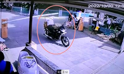 Video: Bám đuôi ô tô vừa qua barie tự động, người đàn ông gặp họa