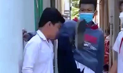 Đà Nẵng: Nam sinh bị bạn đá vào mặt, đứng im chịu đòn 