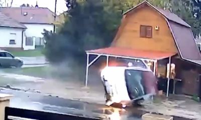 Video: Kinh hoàng trước cảnh ôtô đâm vào lề đường, lộn trên không rồi bốc cháy