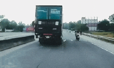 Video: 2 cô gái đi trên xe máy đánh võng, va chạm với xe tải